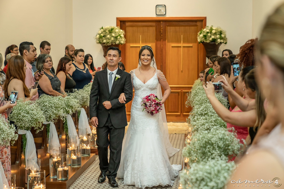 noiva entrando com o pai na igreja