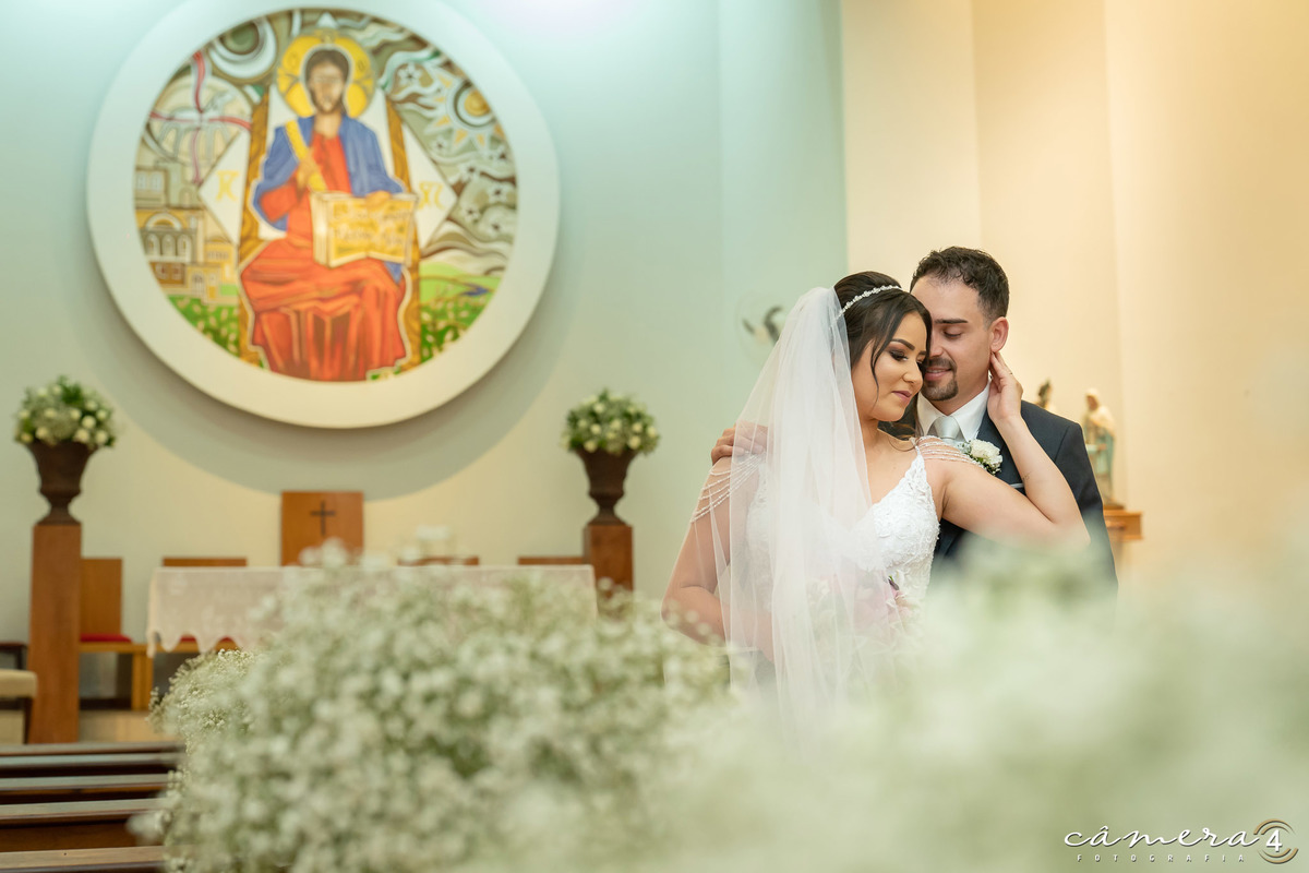 noivos abraçados na igreja após o casamento