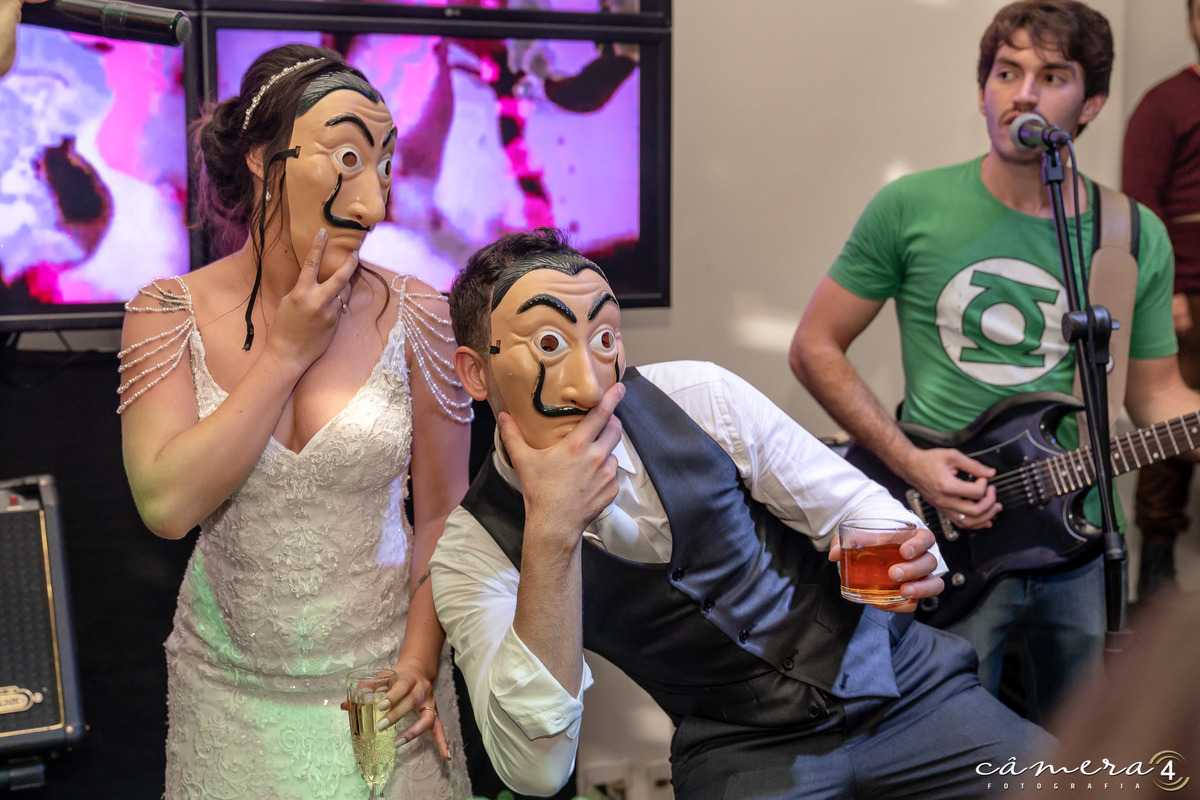 noivos com a máscara do la casa de papel