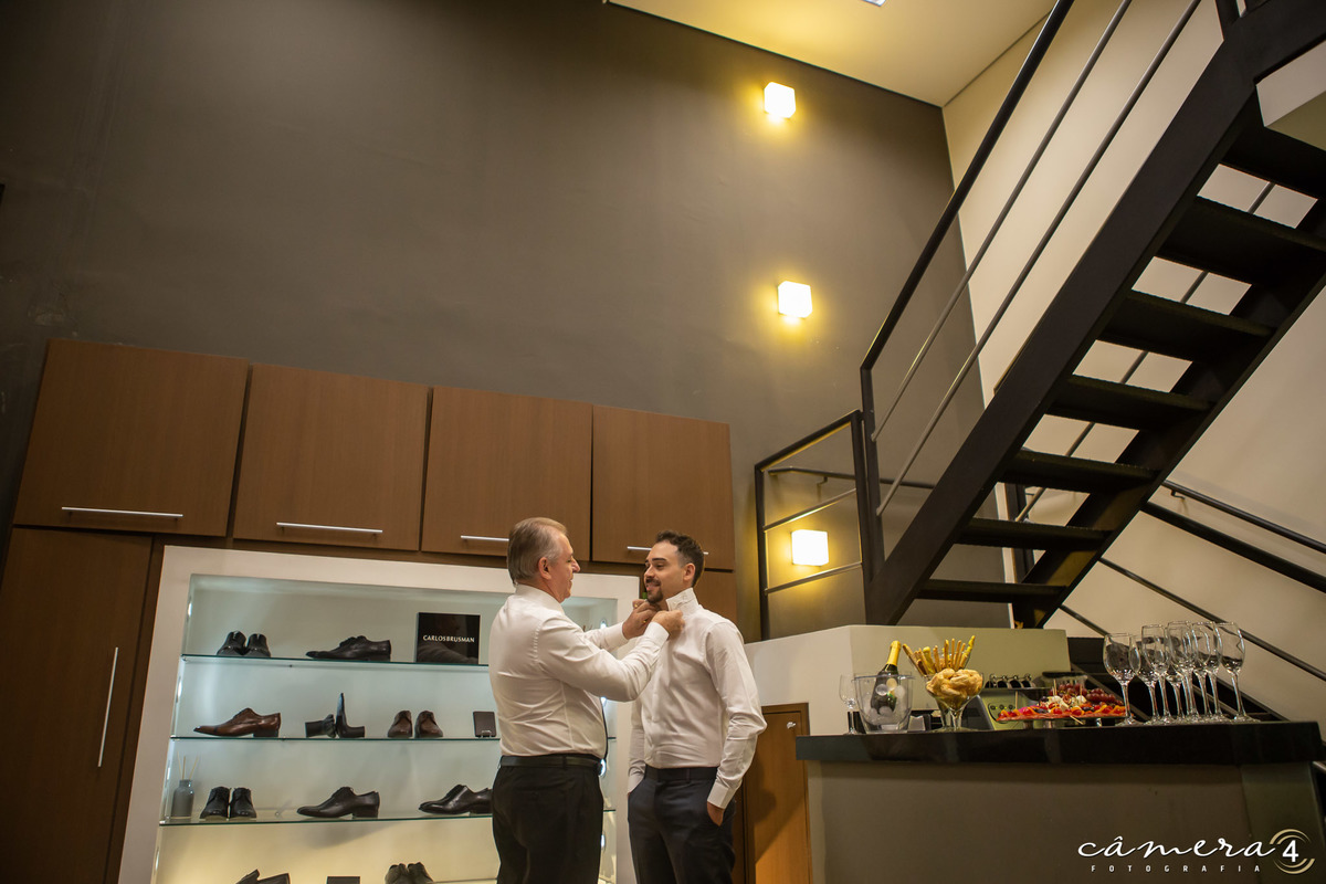 pai ajustando a gravata do noivo