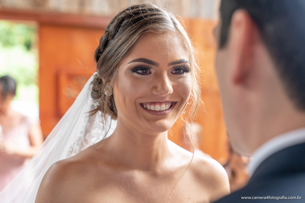 noiva sorrindo para o noivo