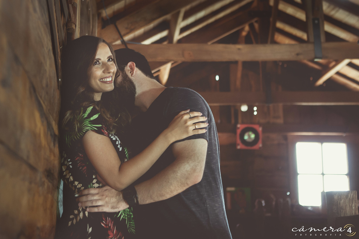 noivo beijando a noiva no ensaio pré wedding