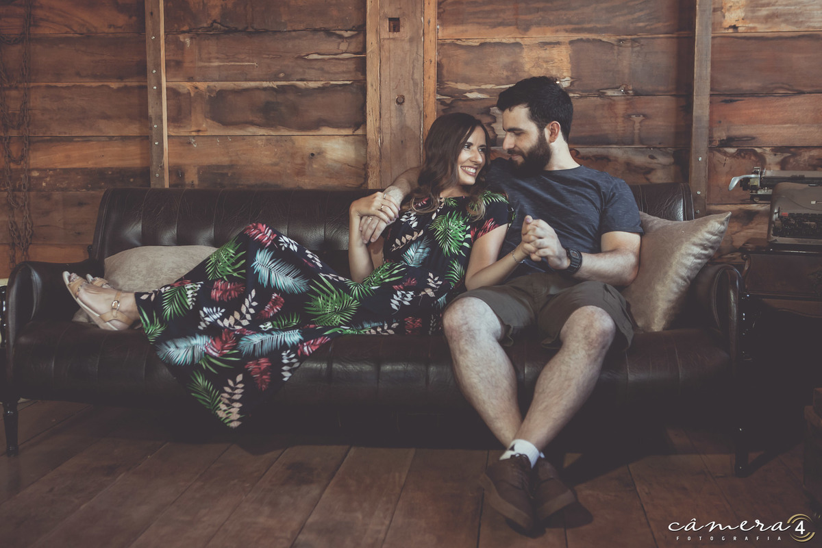 noivos no sofá durante o ensaio pré wedding