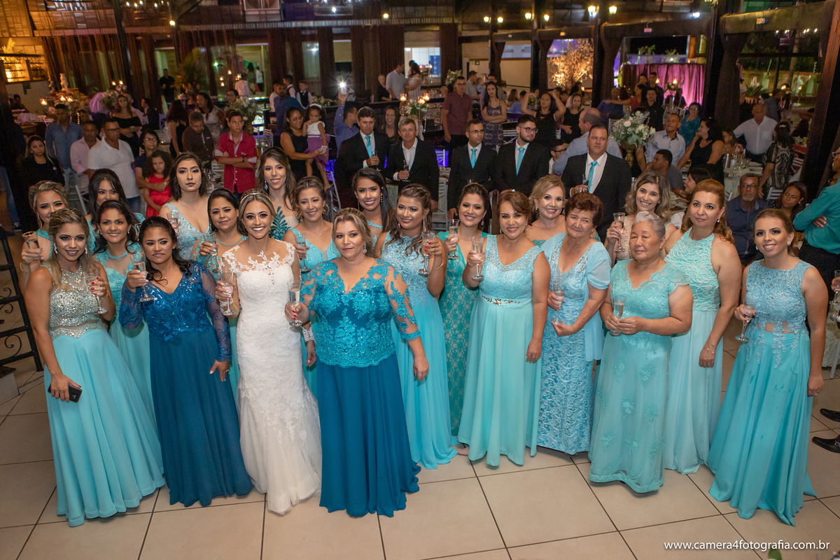 noiva e madrinhas na festa de casamento