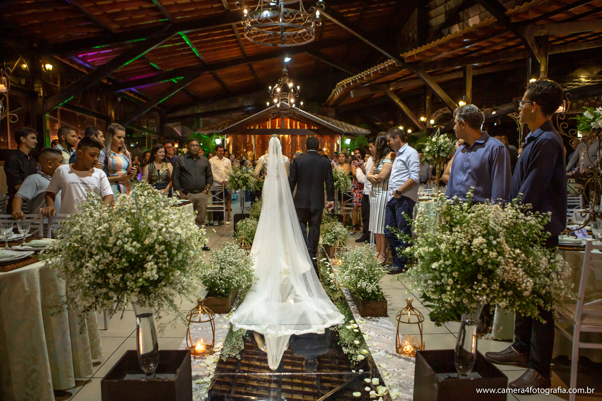 entrada da noiva e pai da noiva na cerimônia de casamento 