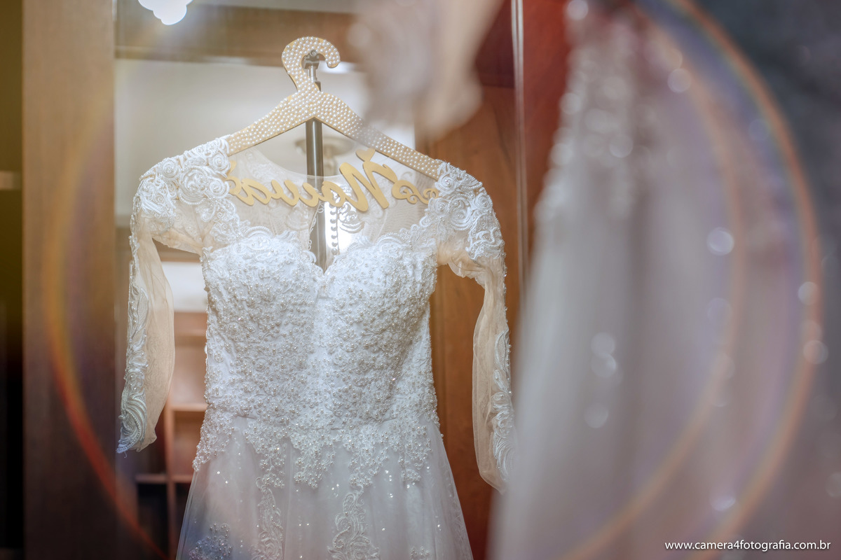 foto do vestido da noiva, antes do casamento ao ar livre