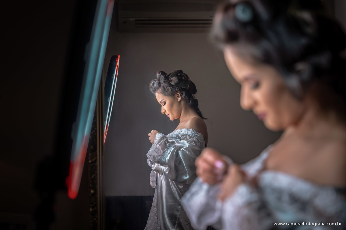 noiva com o roupão de noiva no dia do casamento, durante o making of de casamento