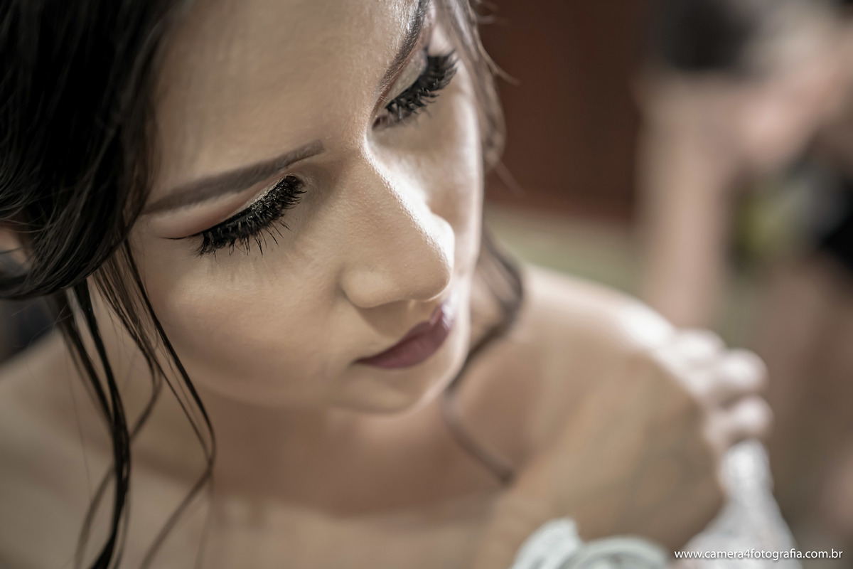 olhar da noiva no making of de casamento ao ar livre