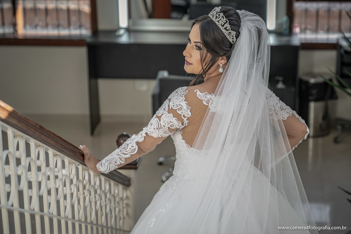 noiva descendo a escada do salão de beleza, indo para o casamento