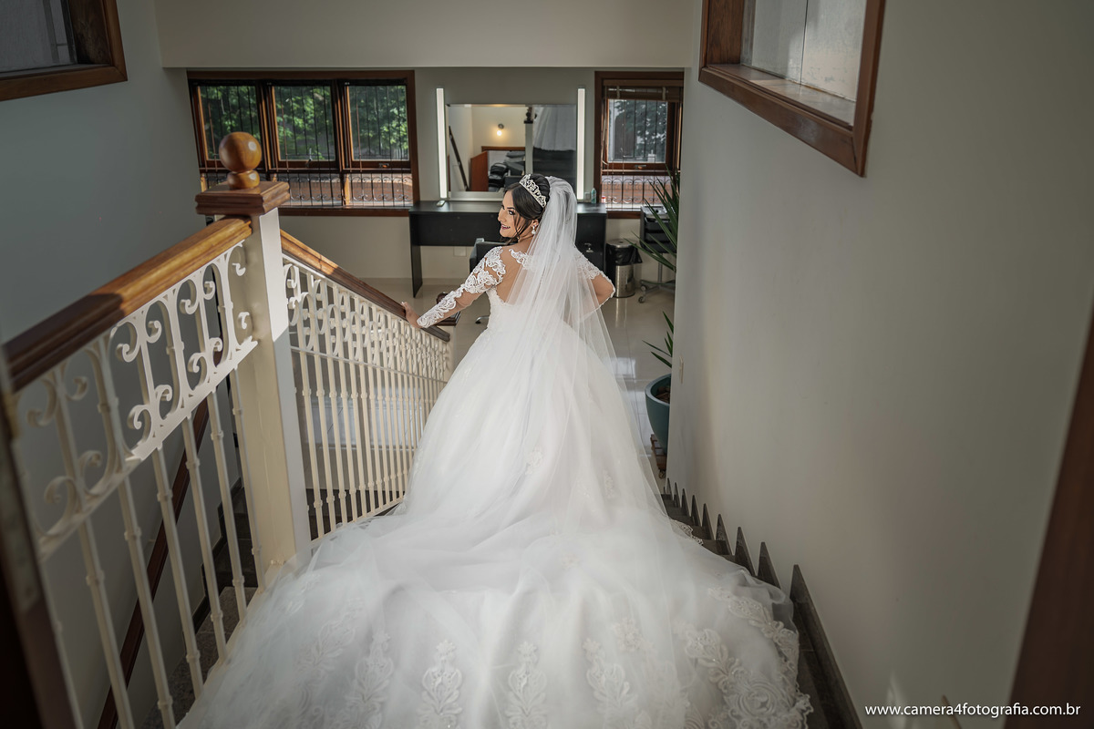 noiva com o vestido de casamento com cauda longa, indo para a igreja