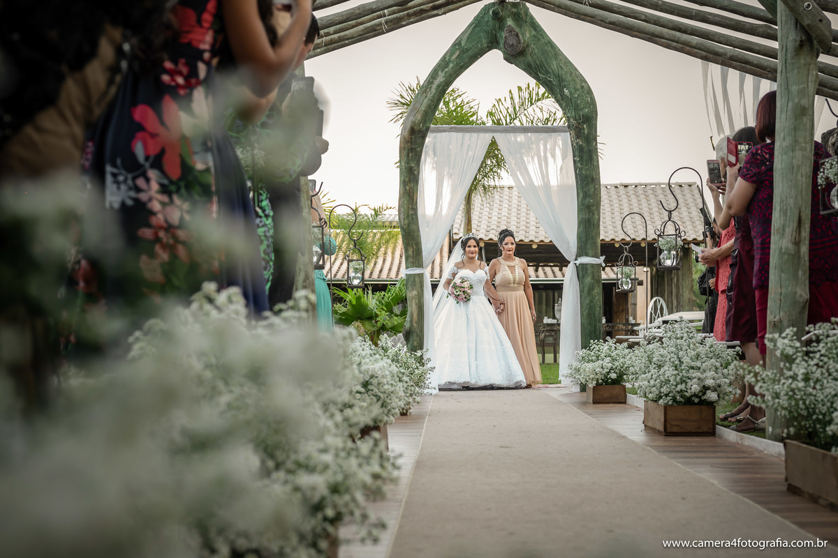 entrada da noiva com a mãe no casamento ao ar livre