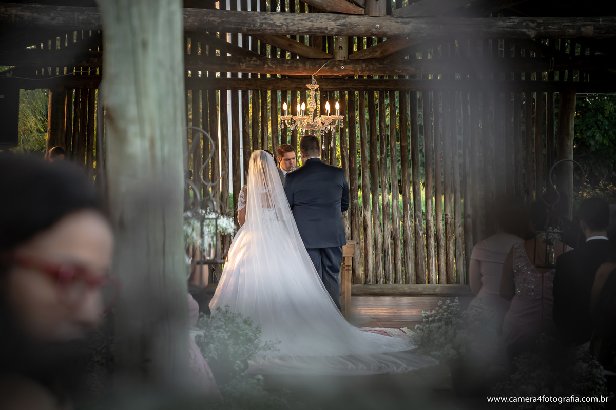 noiva e noivo no altar durante o casamento ao ar livre em Bauru/SP