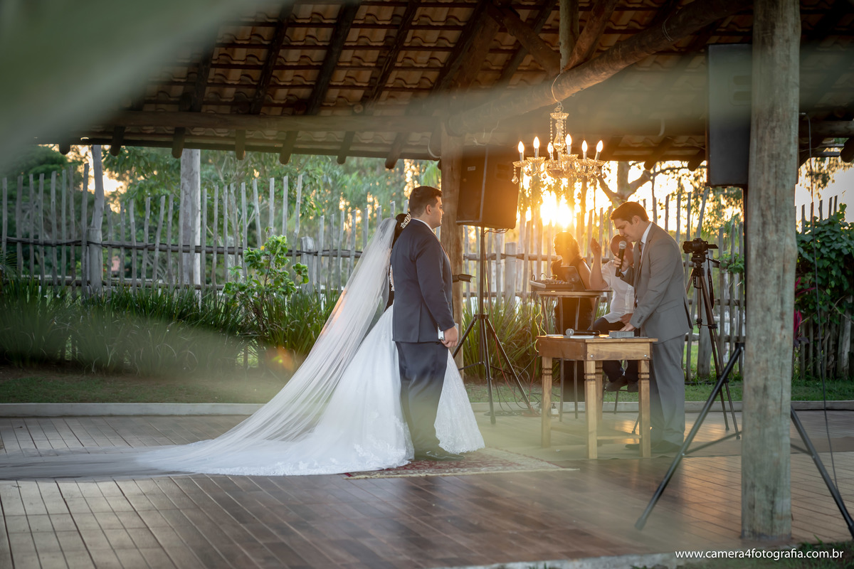 noivos sendo abençoados pelo celebrante durante o casamento ao ar livre em Bauru