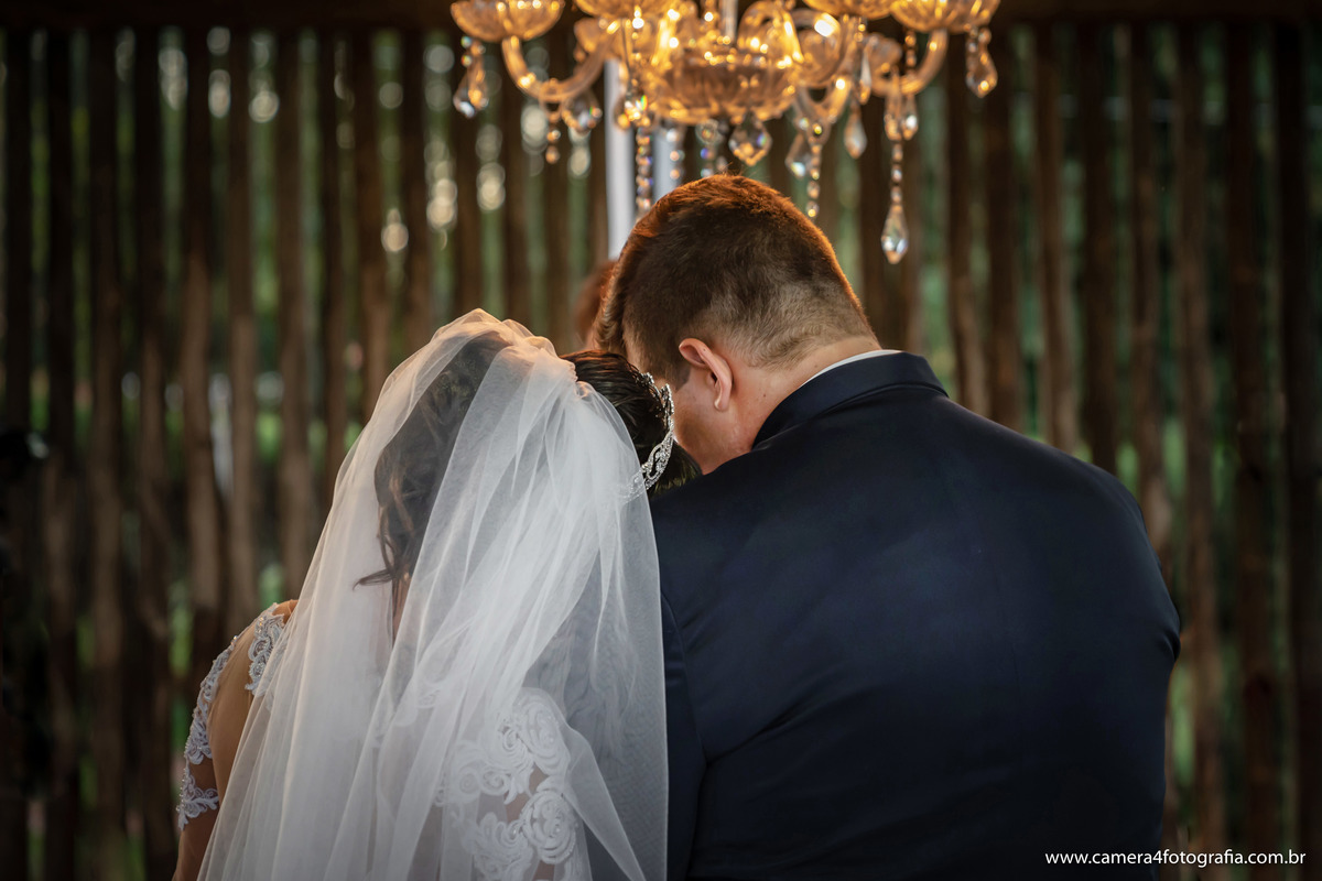 noivo com a cabeça encostada na noiva durante a cerimônia de casamento ao ao livre em Bauru