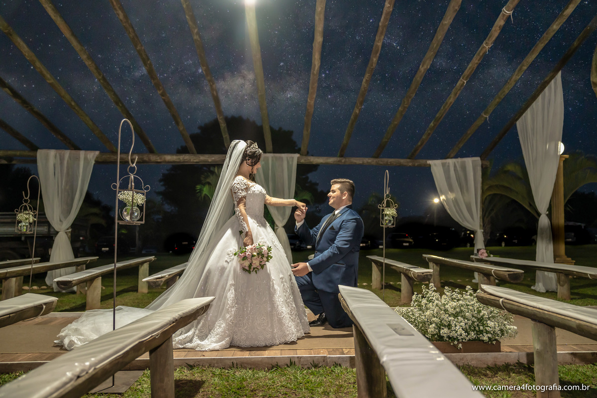 noivo beijando a noiva após a cerimônia do casamento ao ar livre em Bauru