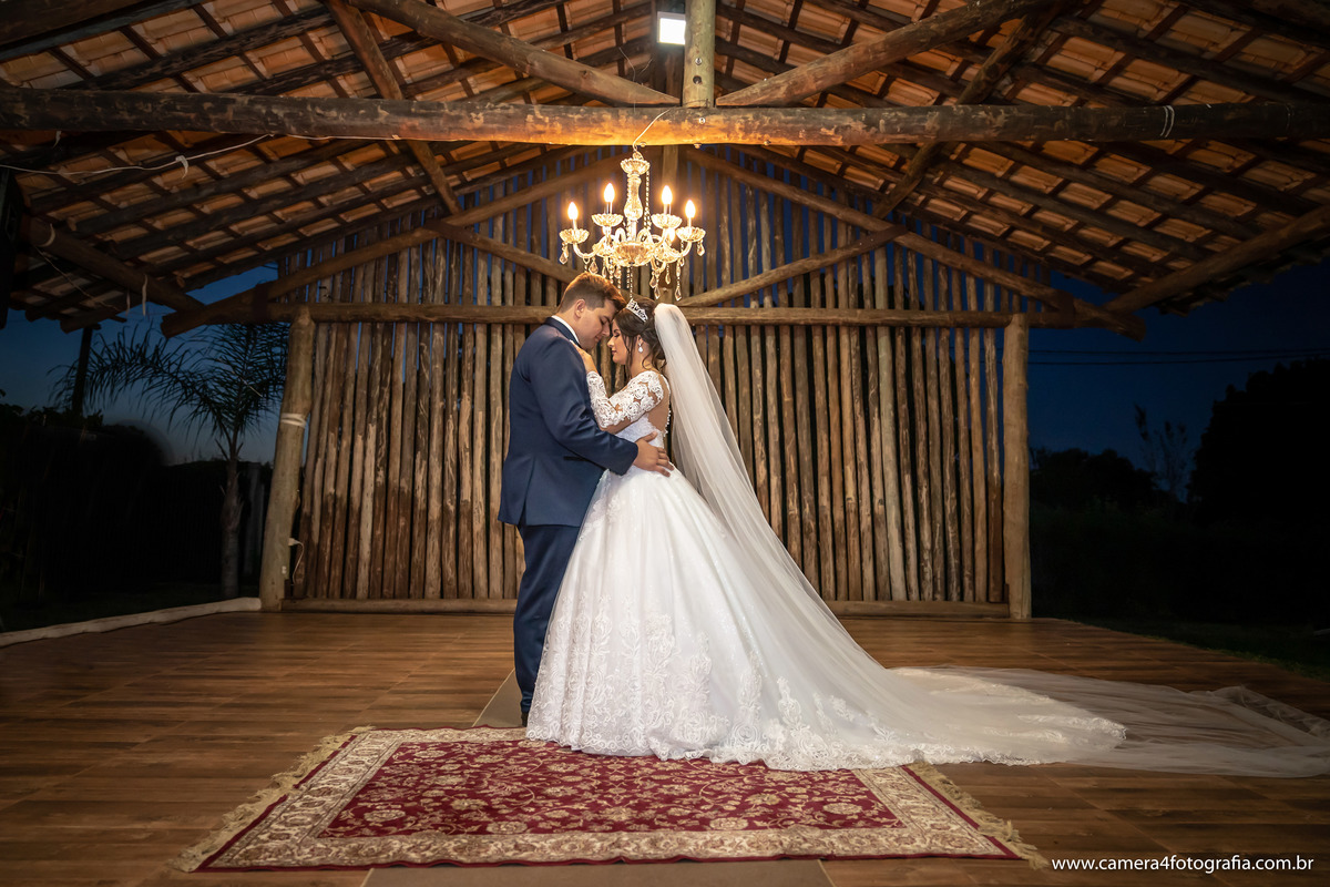 noivos posando para fotos após a cerimônia ao ar livre em Bauru
