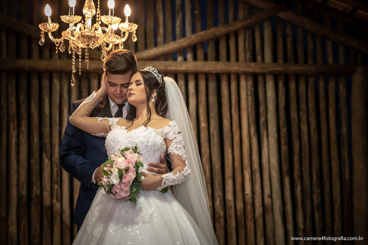 noivos posando para fotos após a cerimônia ao ar livre em Bauru