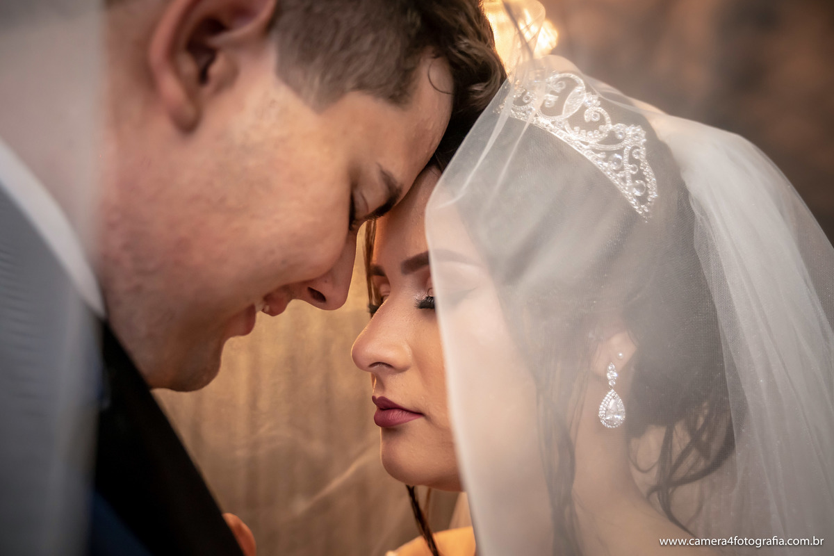 noivos posando para fotos após a cerimônia do casamento ao ar livre 