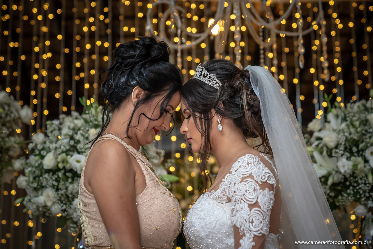 noiva com a mãe na festa de casamento em Bauru