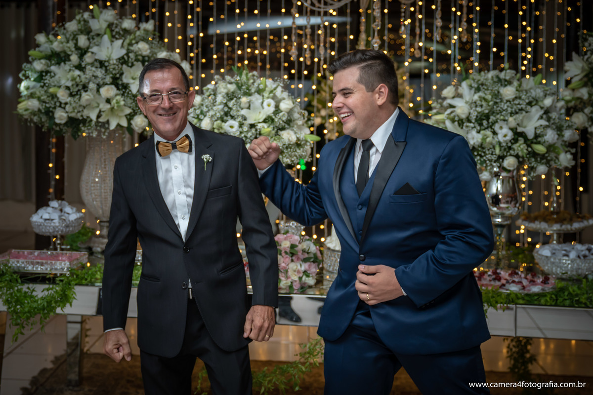 noivo brincando com o pai durante a festa de casamento em Bauru