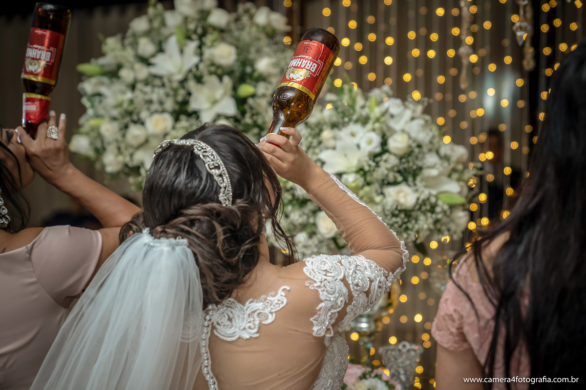 noiva bebendo cerveja na festa de casamento em Bauru