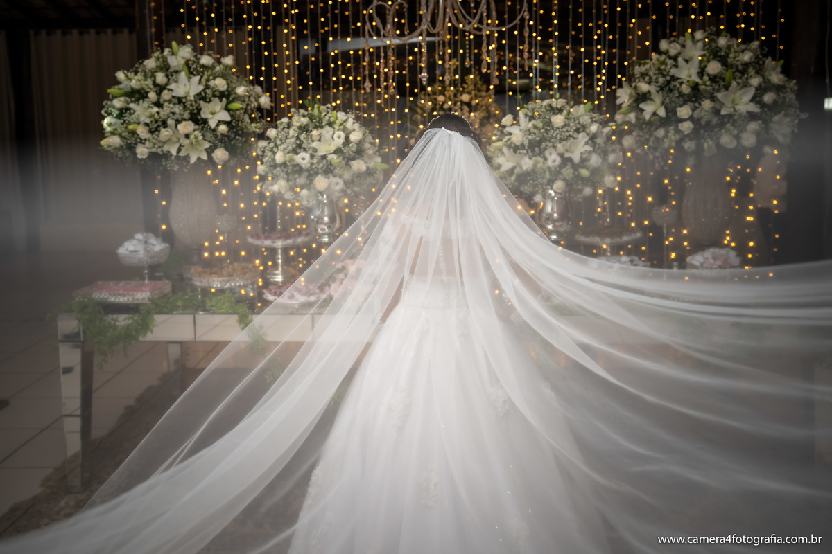 véu do vestido da noiva na festa de casamento