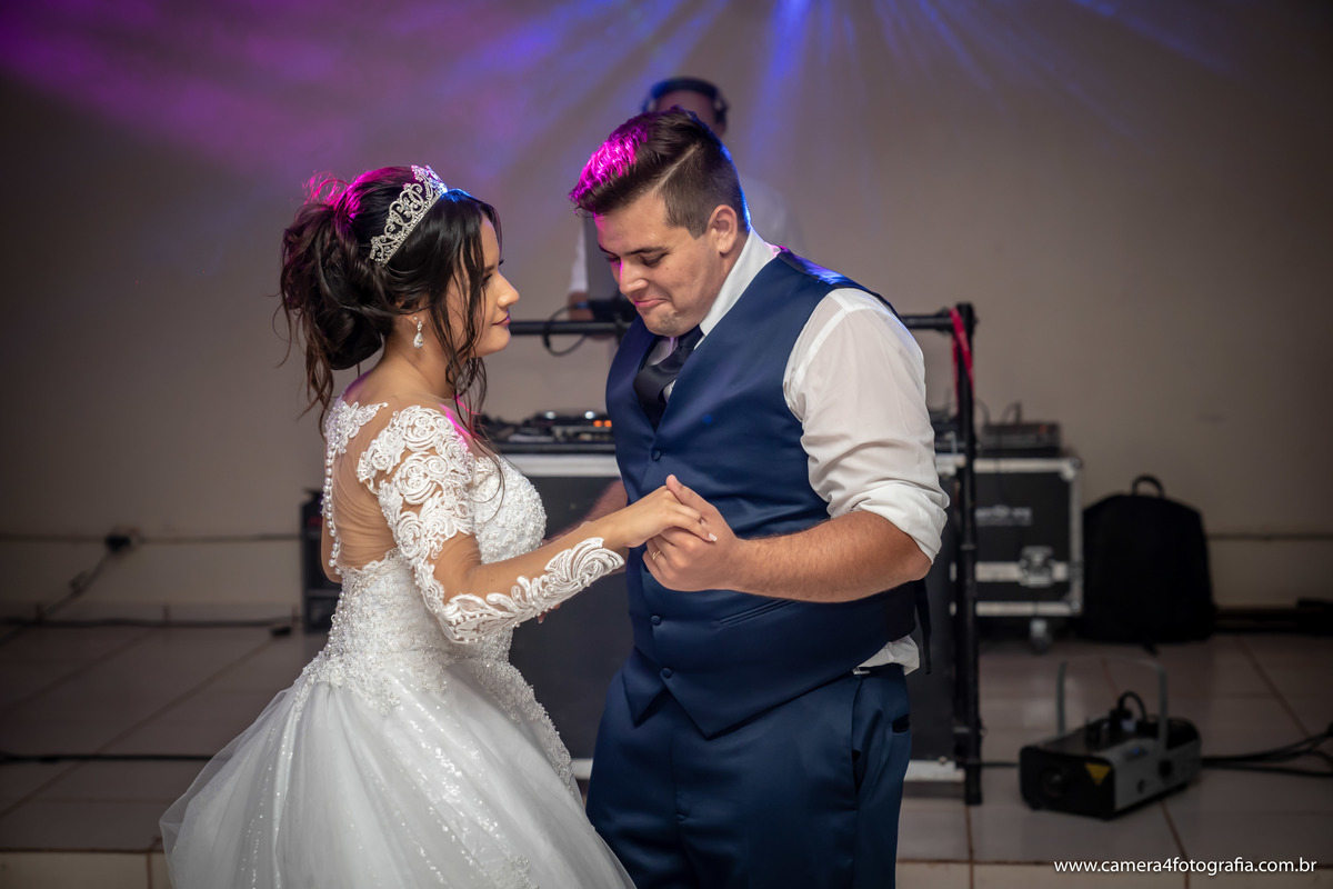 noiva e noivo dançando a valsa na festa de casamento