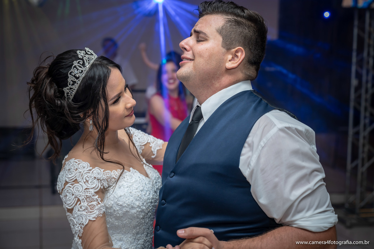 noiva e noivo dançando a valsa na festa de casamento