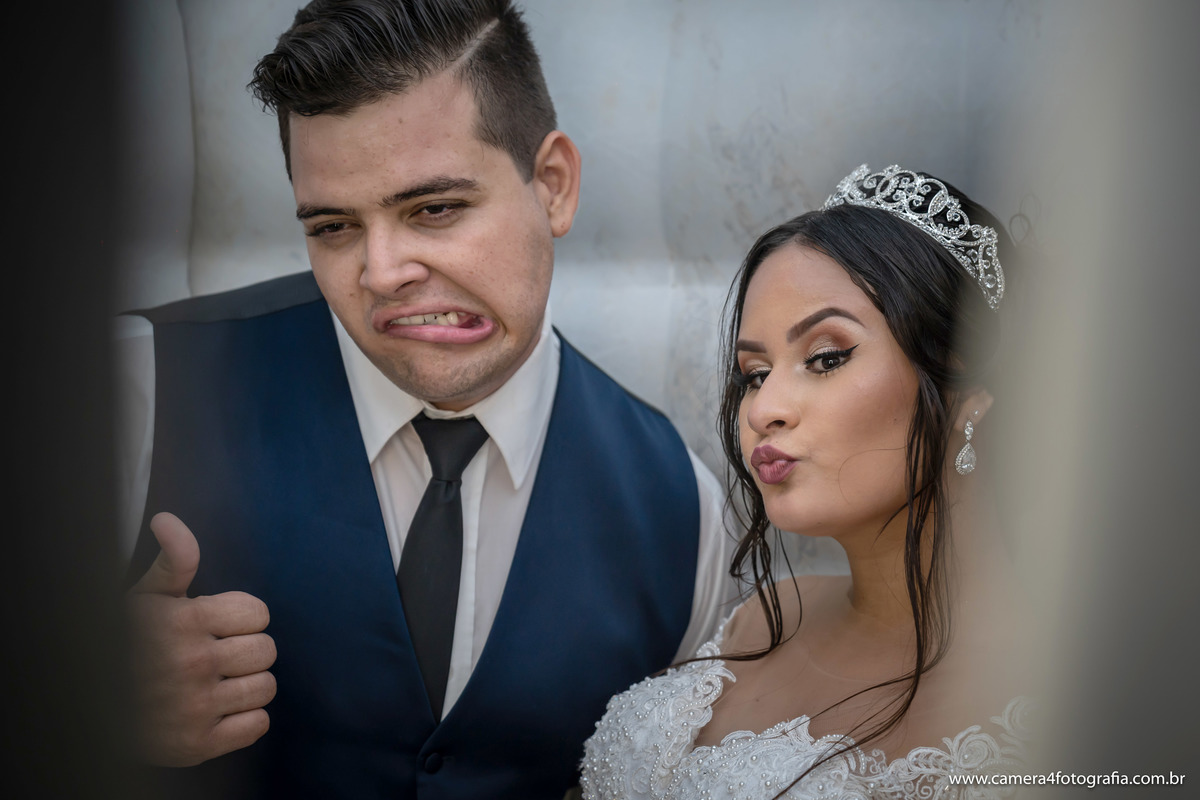 noivos fazendo poses na cabine fotográfica elegant durante o a festa do casamento