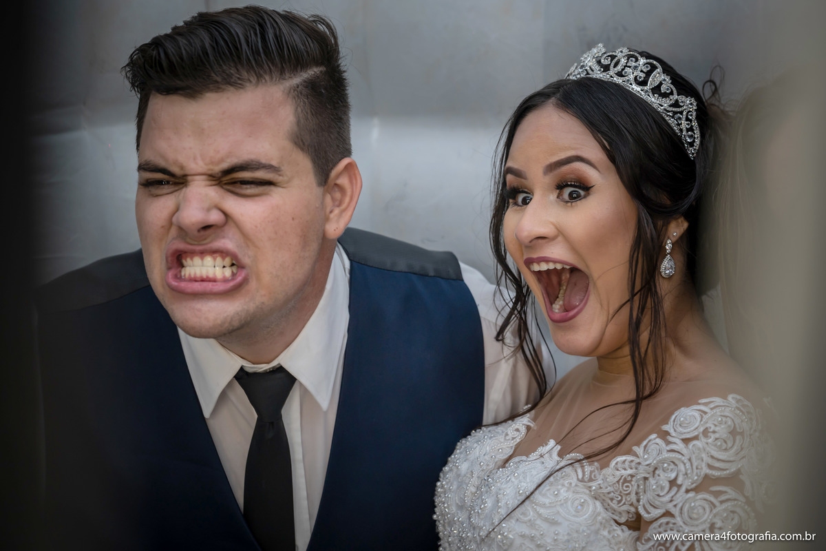 noivos fazendo poses na cabine fotográfica elegant durante o a festa do casamento