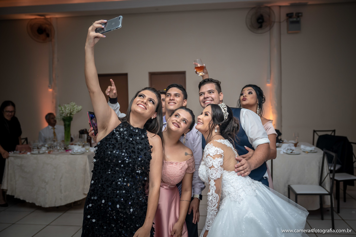 convidados fazendo selfie com a noiva na festa do casamento em Bauru