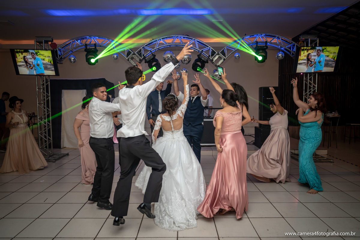 noiva dançando com os convidados na pista de dança durante a festa do casamento