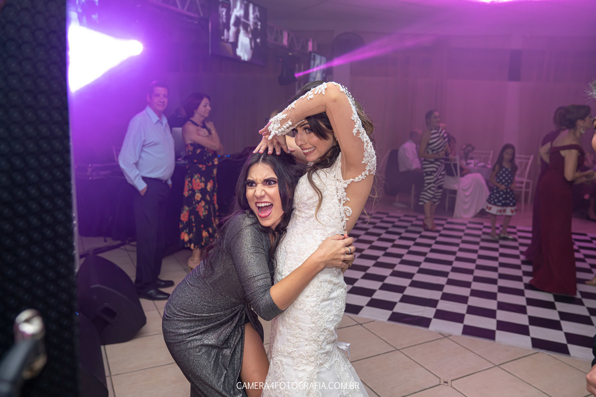 noiva posando para foto com a madrinha durante a festa de casamento no villa jardim em bauru