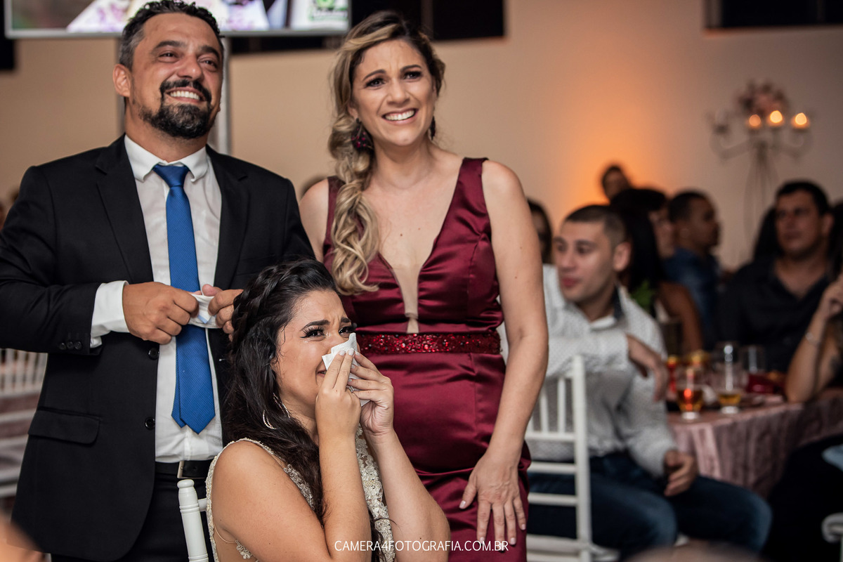 família assistindo a retrospectiva durante o aniversário de 15 anos