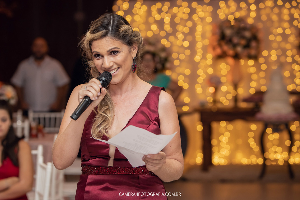 mãe cantando para a filha no aniversário de 15 anos