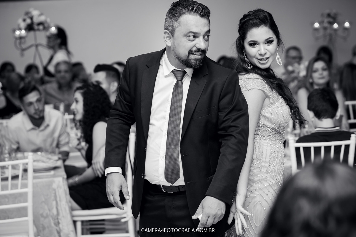 aniversariante com seu pai durante o aniversário de 15 anos