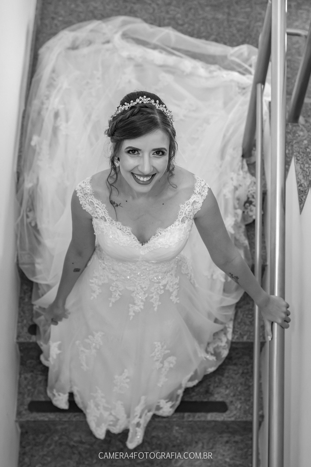 noiva descendo a escada do salão, indo para a igreja