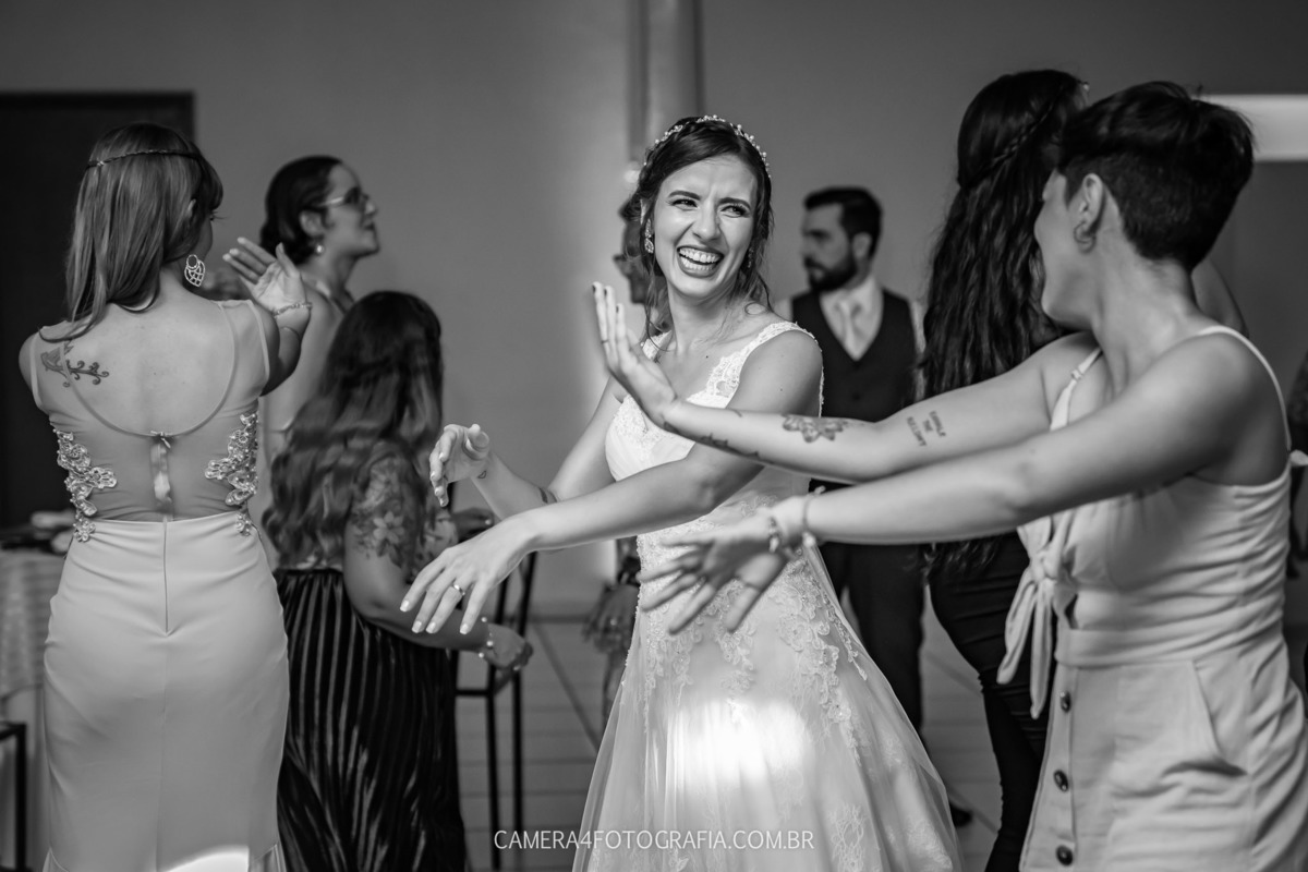 noiva dançando na festa do casamento