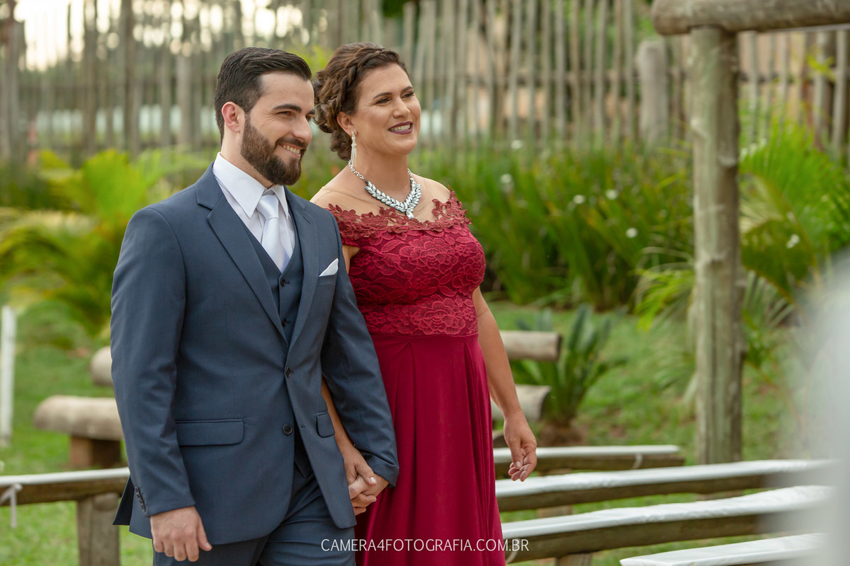 noivo entrando na cerimônia do casamento com a mãe