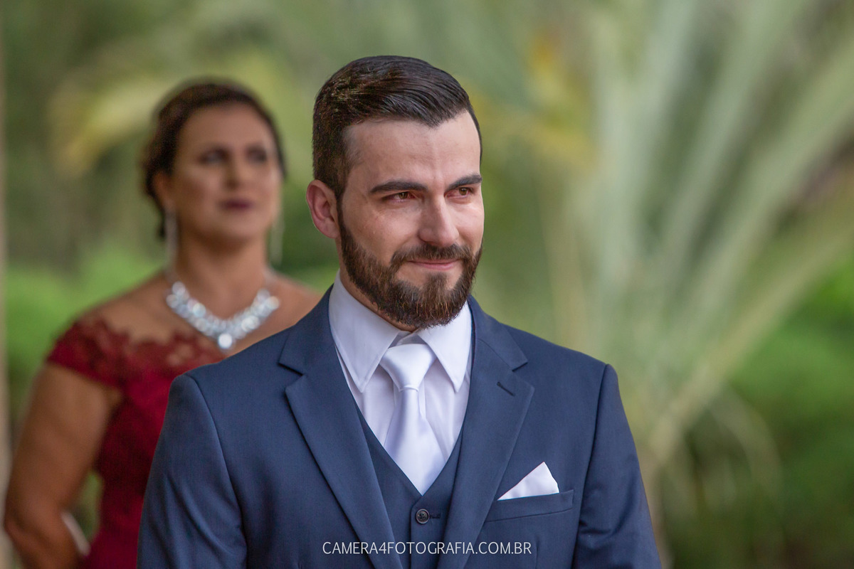 noivo olhando para a noiva entrando na igreja