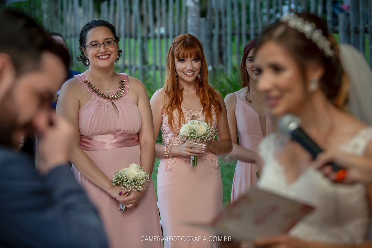 madrinhas da noiva durante a cerimônia do casamento