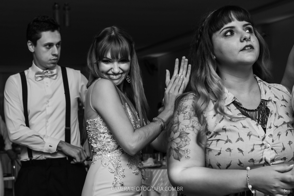 convidados dançando na festa do casamento