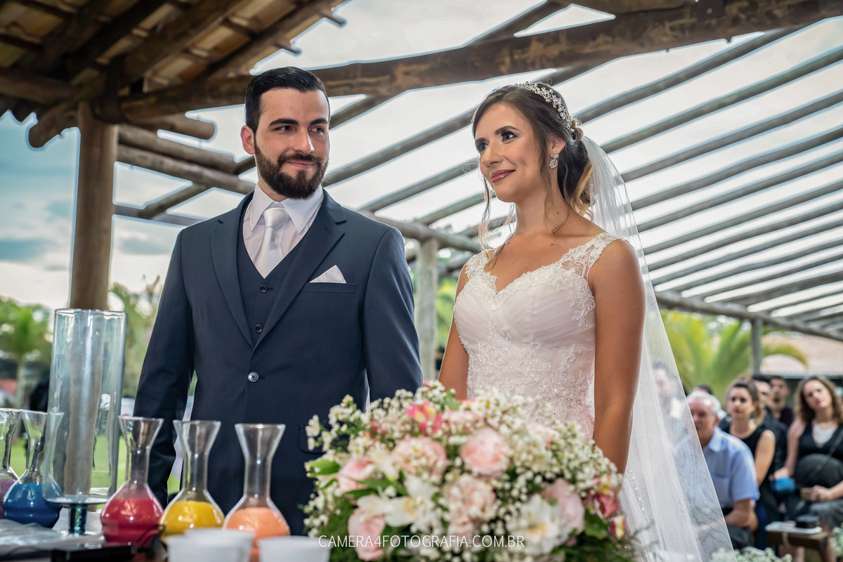 noivo olhando para a noiva durante a cerimônia do casamento