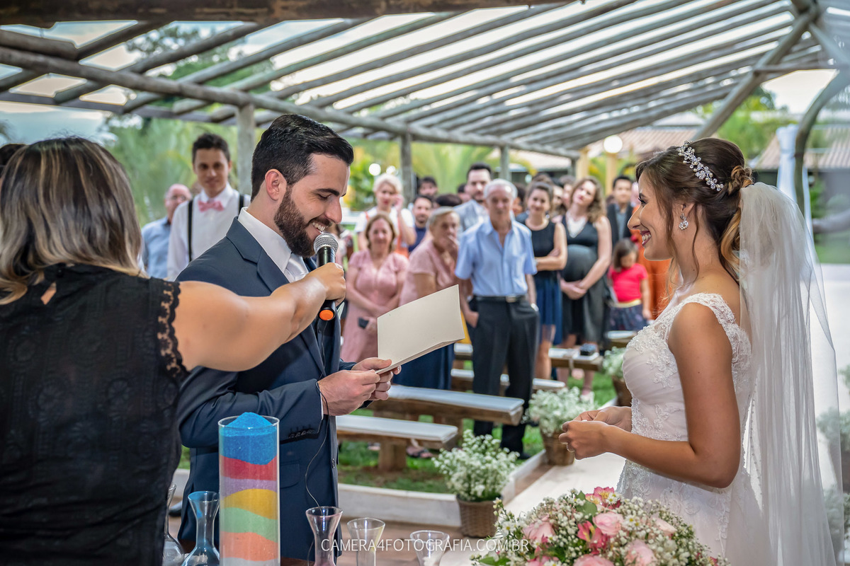 votos do noivo para a noiva durante a cerimônia de casamento