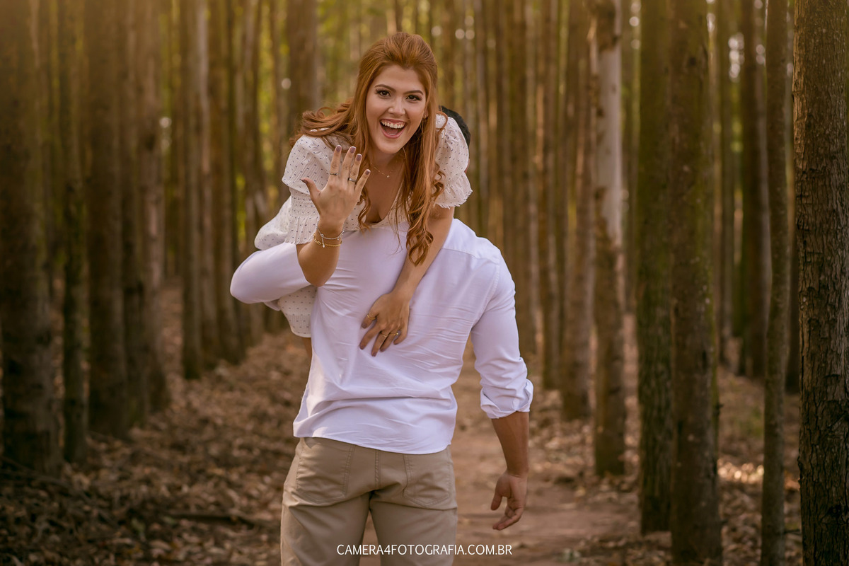 noiva mostrando a aliança no ensaio pré wedding em brotas no eco resort alvorada