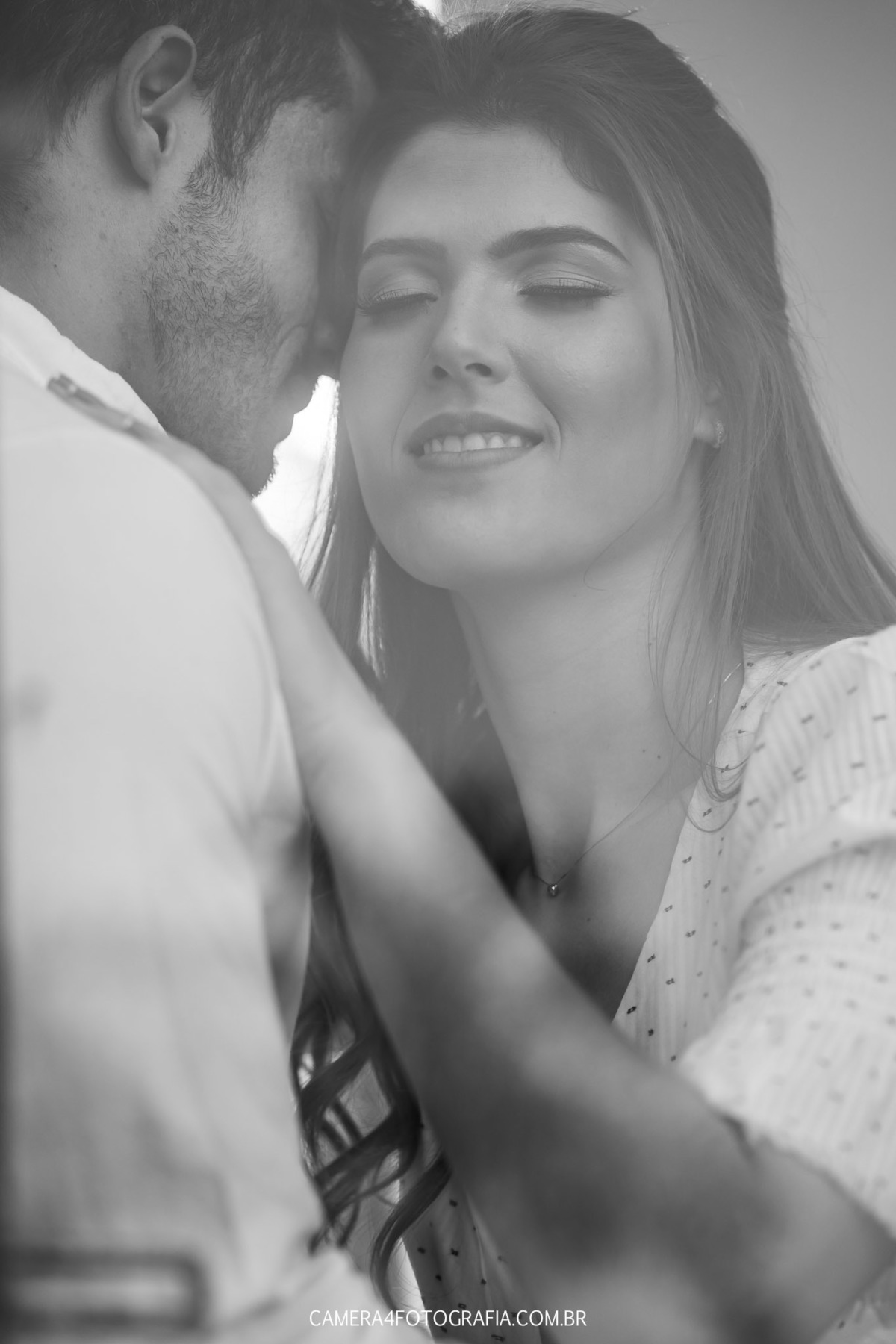 noivos abraçados durante o ensaio pré casamento no eco resort alvorada em brotas