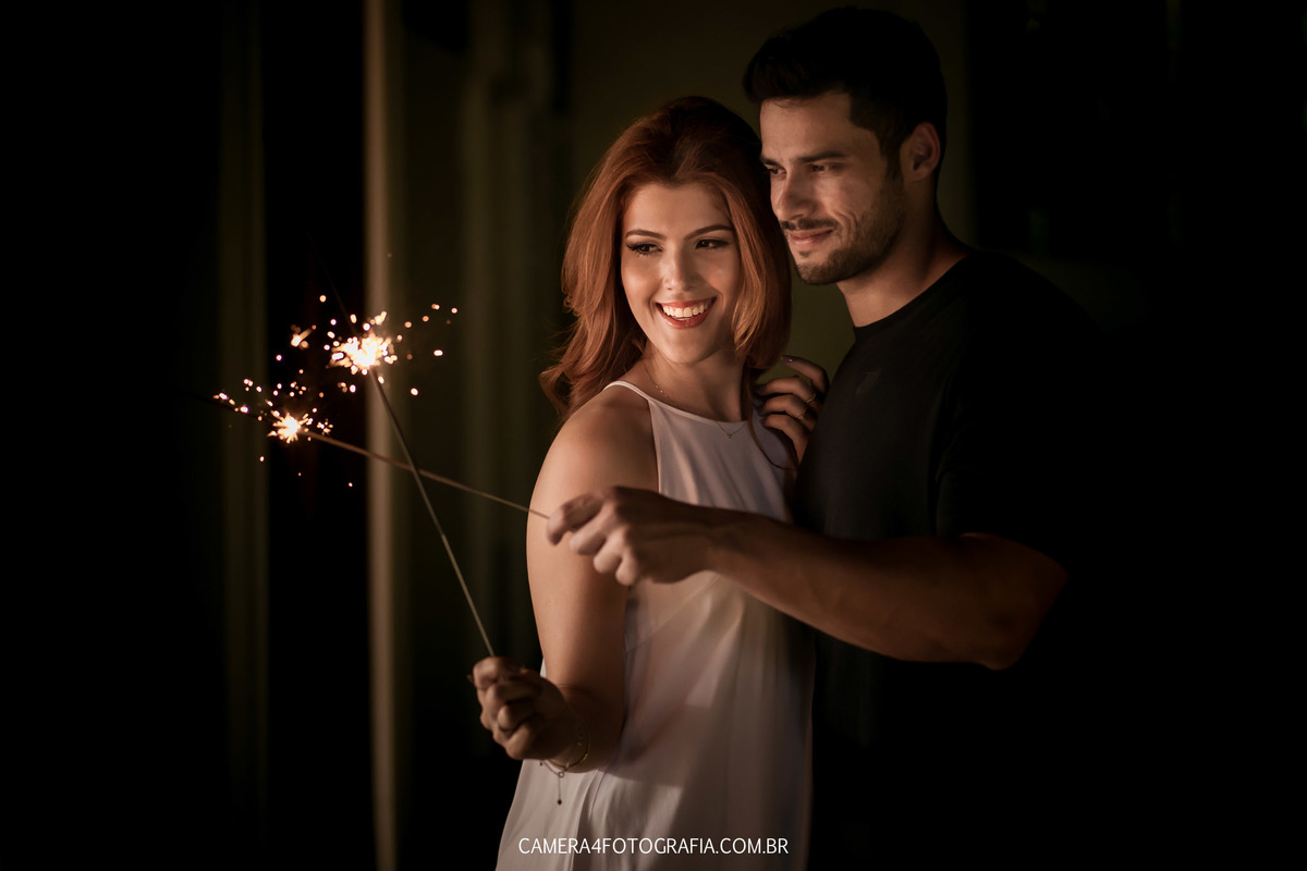 noivos com sparkles durante o ensaio pré casamento em brotas no eco resort alvorada