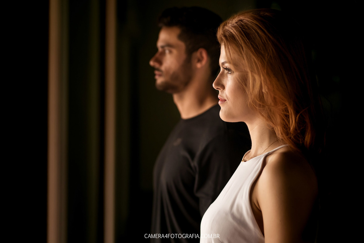 noivo posando para foto no eco resort alvorada em brotas durante o ensaio pré wedding