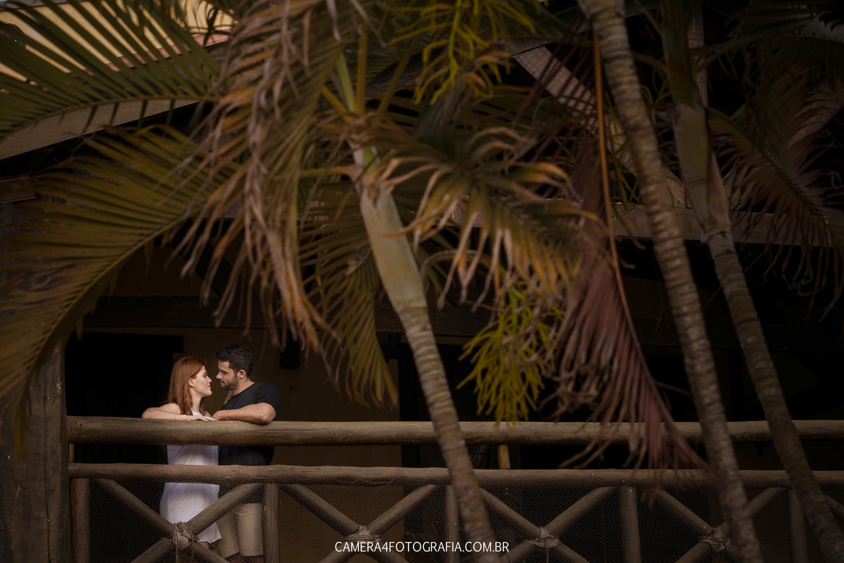noivos na sacada durante o ensaio pré casamento no eco resort alvorada em brotas sp