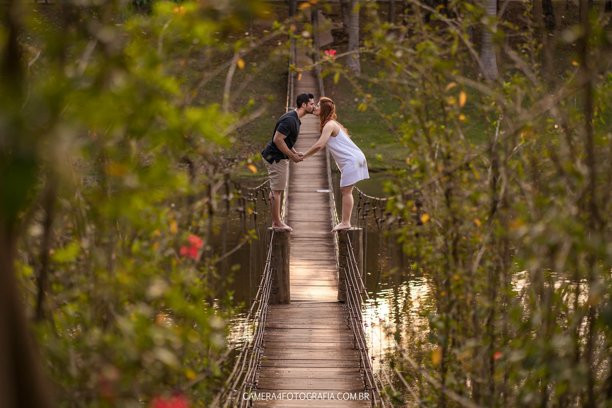 noivos se beijando na poste no eco resort alvorada em brotas no ensaio pré wedding